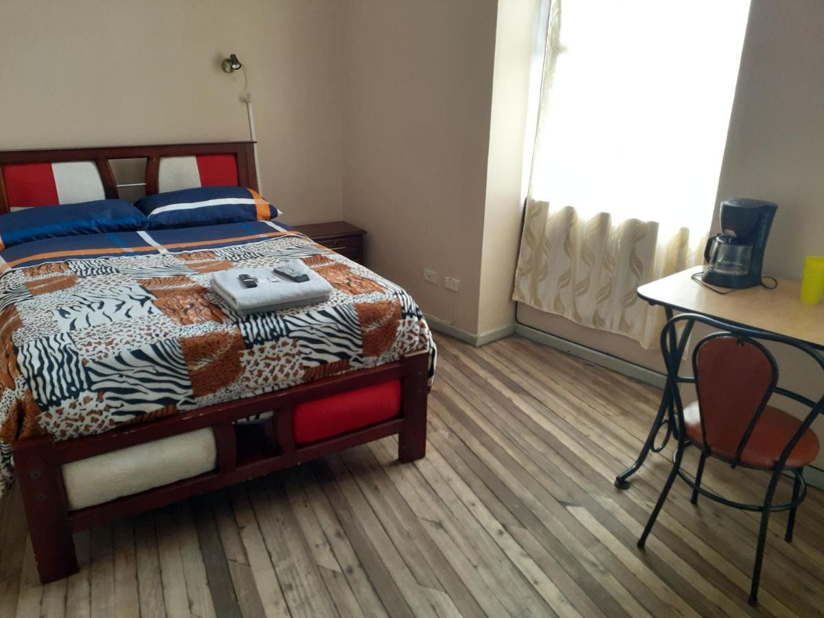 Hostal Mediodia Hostel Quito Kültér fotó